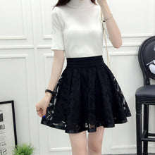 Fusta mini, neagra, cu talie inalta pe elastic, evazata, o fusta scurta cu croiala tip umbrela, din tul gen plasa