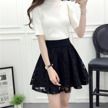 Fusta mini, neagra, cu talie inalta pe elastic, evazata, o fusta scurta cu croiala tip umbrela, din tul gen plasa