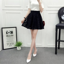 Fusta mini, neagra, cu talie inalta pe elastic, evazata, o fusta scurta cu croiala tip umbrela, din tul gen plasa