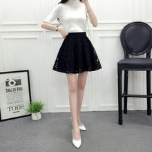 Fusta mini, neagra, cu talie inalta pe elastic, evazata, o fusta scurta cu croiala tip umbrela, din tul gen plasa